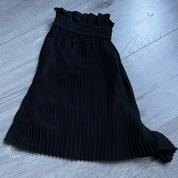 NWT - EXPRESS Black Pleated Shorts - Picture 3 of 6